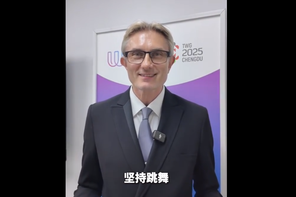 他第一次来, 舞池边等待, 让人印象深